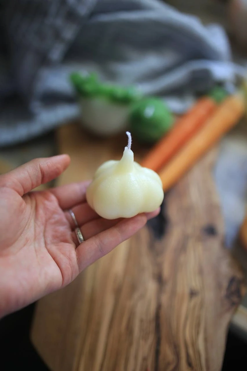 Garlic-Shaped Beeswax Candle – Unscented 2