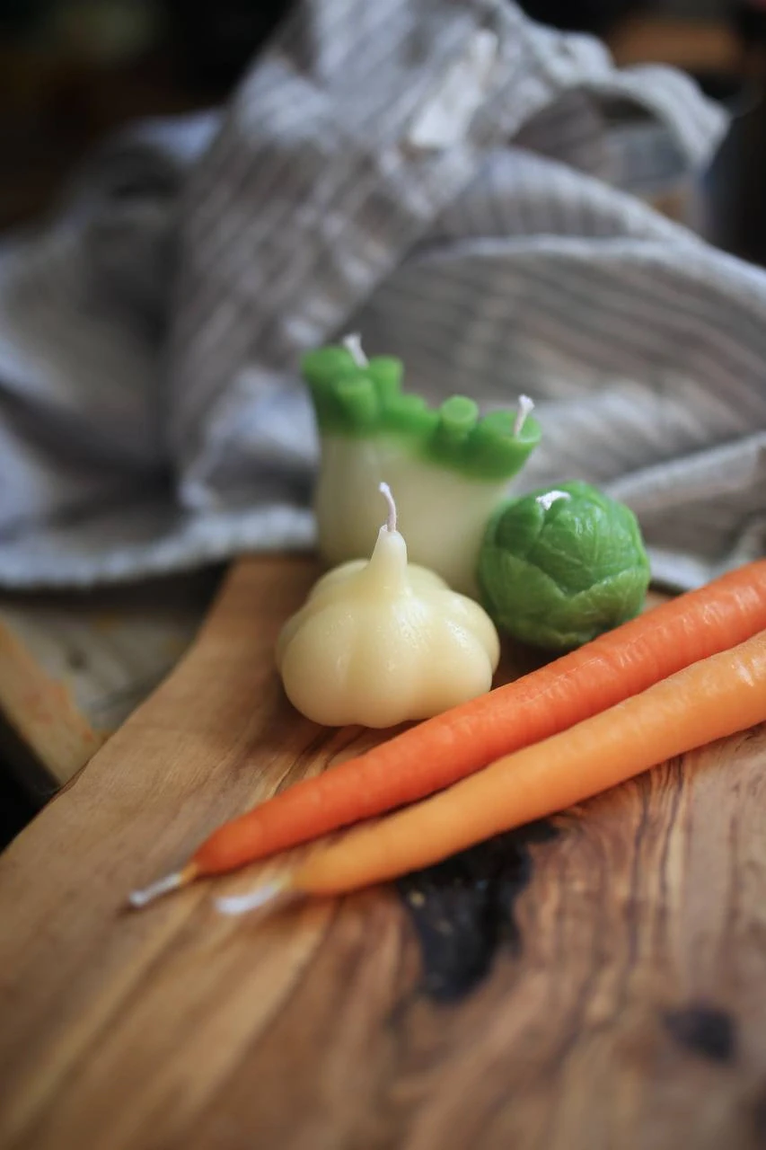 Garlic-Shaped Beeswax Candle – Unscented 1