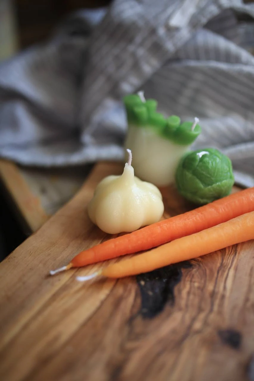 Garlic-Shaped Beeswax Candle – Unscented 3